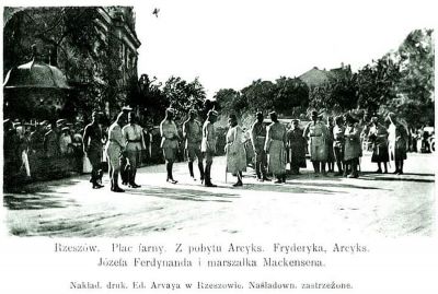 Reprodukcja fotografii z 1915 r. ukazująca trafikę przy plebani farnej. Żr&oacute;dło: Franciszek Kotula Tamten Rzesz&oacute;w, 1985 r.- strona 137